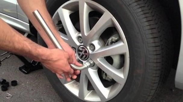 Thay lốp đúng cách giúp tránh rủi ro trên đường