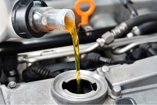 Thay dầu định kỳ giúp ngăn ngừa côn xe bị nặng