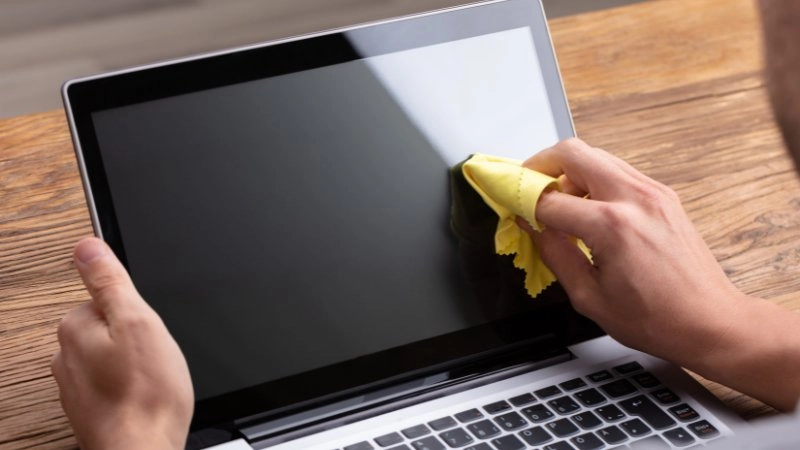 Thói quen tốt để duy trì vệ sinh màn hình laptop hàng ngày