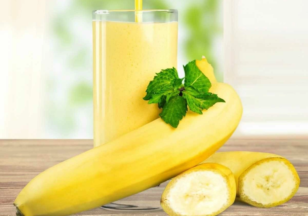 Thực đơn mềm, mát hỗ trợ nhanh hồi phục cho trẻ với sinh tố chuối giúp bé dễ ăn và tăng sức đề kháng