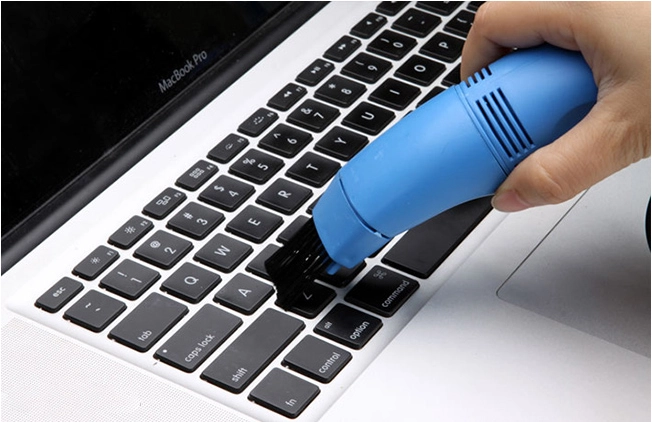 Vệ sinh bàn phím laptop để đẩy bụi bẩn ra ngoài