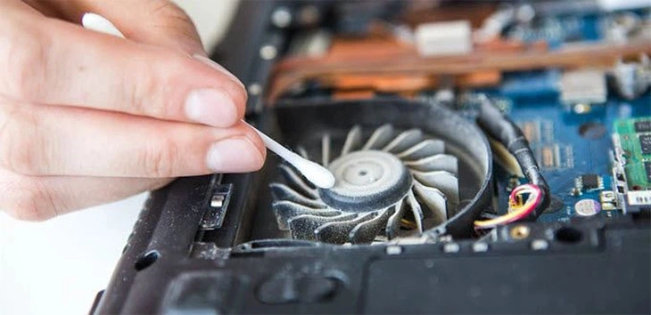 Vệ sinh bên trong để bảo trì máy tính kéo dài tuổi thọ