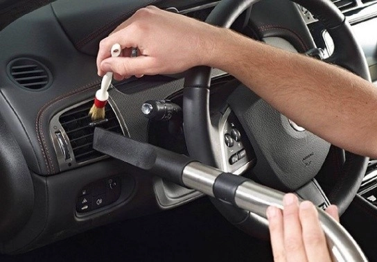 Kỹ thuật viên đangvệ sinh hệ thống điều hòa tại gara 