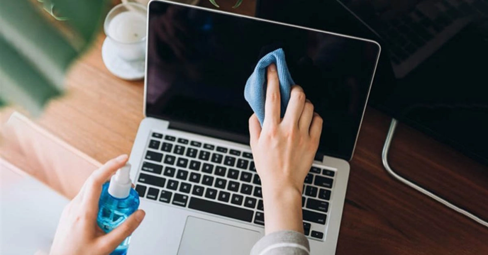Vệ sinh màn hình laptop cho các vết bẩn cứng đầu