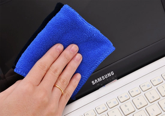 Vệ sinh màn hình laptop để cải thiện chất lượng hiển thị