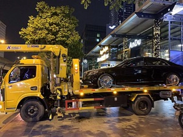 Gọi cứu hộ khi không thể thay lốp 