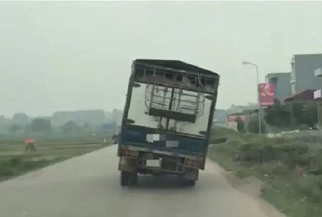 Gió mạnh khiến xe ô tô lệch hướng