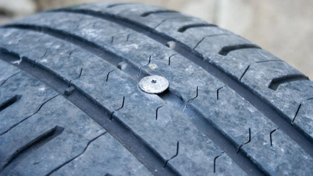  Vật sắc nhọn trên đường khiến xe bị thủng lốp.