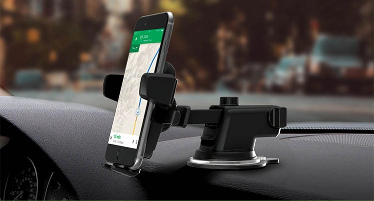 Tài xế sử dụng giá đỡ điện thoại trong xe để xem ứng dụng dẫn đường an toàn
