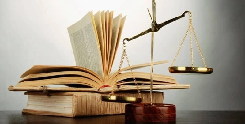  Hình ảnh cán cân công lý, biểu thị sự mơ hồ về trách nhiệm pháp lý