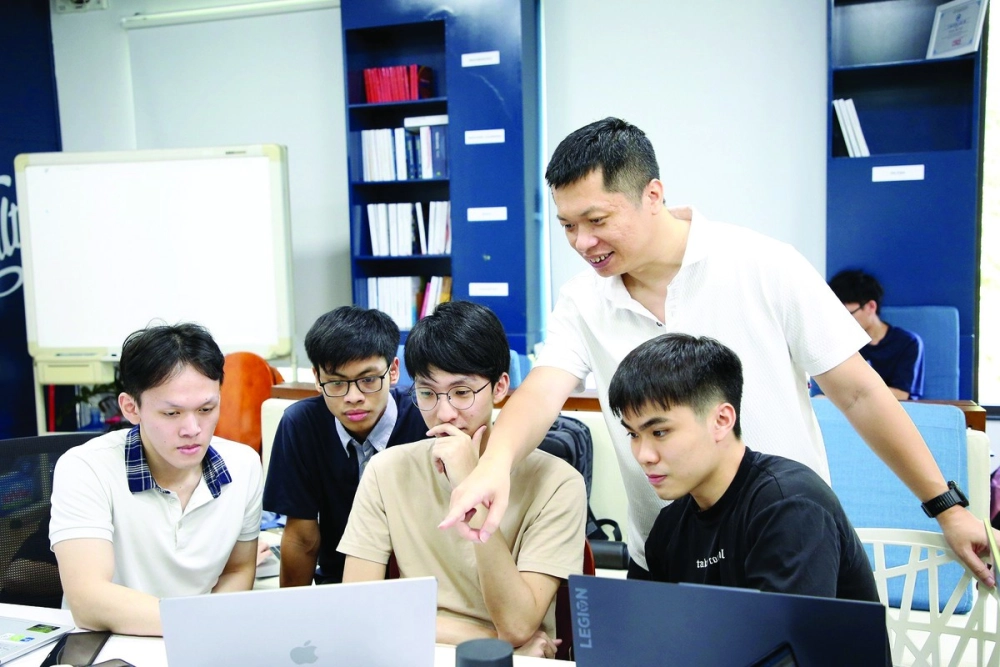 Một nhóm sinh viên Việt Nam thảo luận về công nghệ ChatGPT thể hiện sự đổi mới và học hỏi