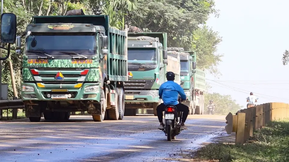 Xe máy di chuyển trong khu vực nhiều bụi bẩn, như đường đất