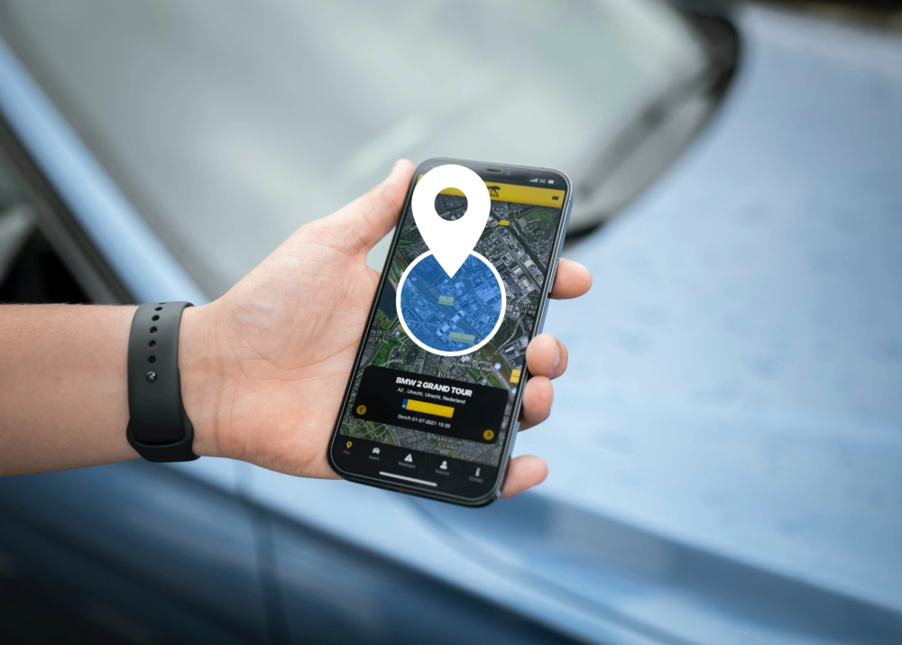  Bàn tay cầm điện thoại hiển thị Google Maps với lộ trình được đánh dấu