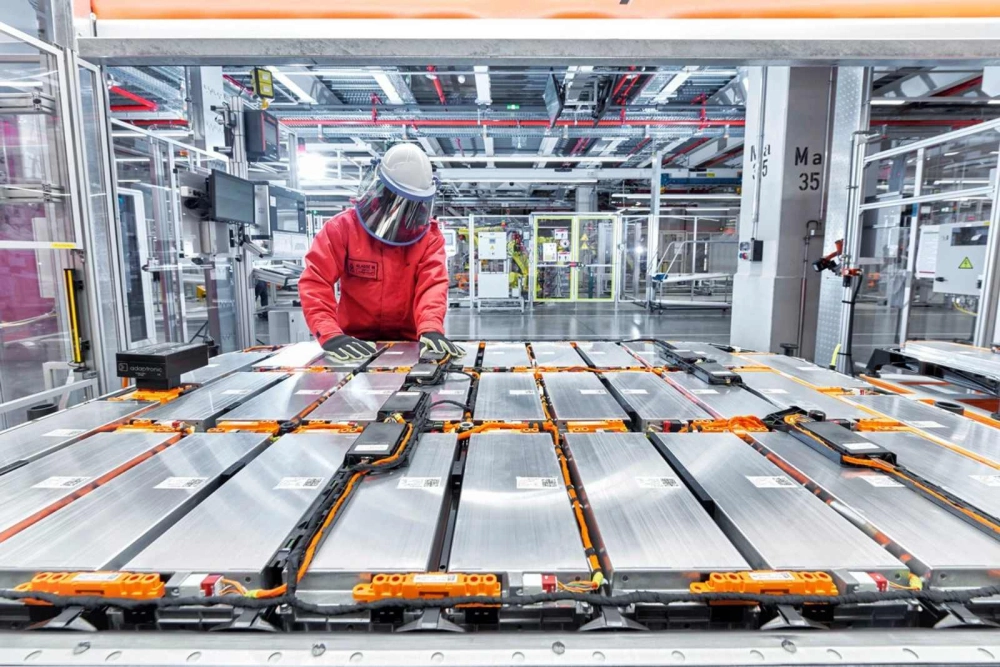 Pin lithium-ion, trái tim của xe điện, đòi hỏi khai thác các kim loại như lithium, cobalt và niken