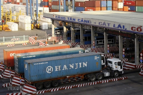 Quản lý hàng hóa hiệu quả với thiết bị giám sát hành trình có camera trên xe container.