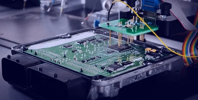 Bảng điều khiển hiển thị hoạt động của ECU hệ thống treo khí nén trong thời gian thực.