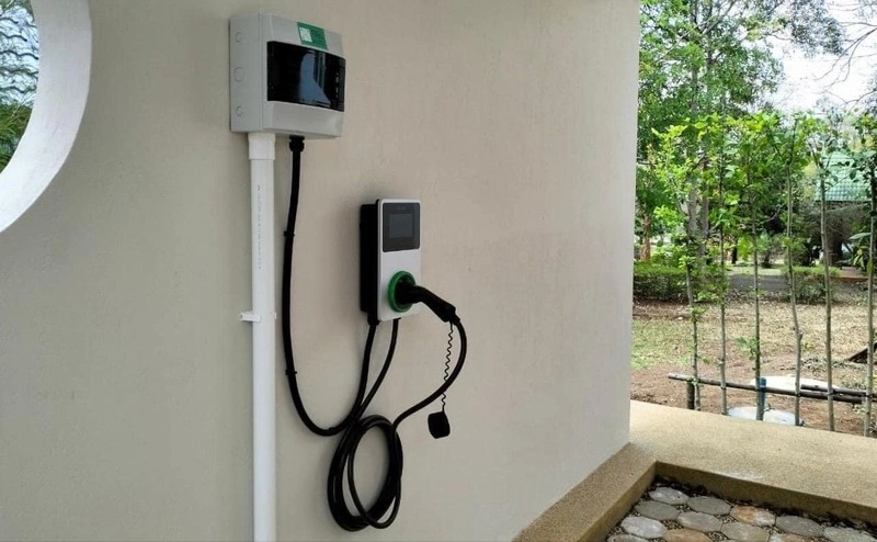 Bộ sạc xe điện treo tường hiện đại với dây cáp gọn gàng, đặt trong garage gia đình