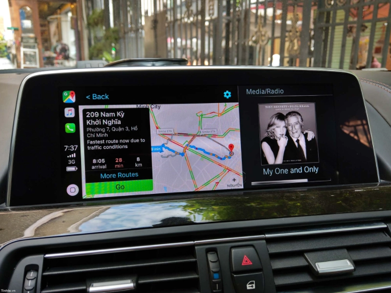 Màn hình giải trí trong xe hơi hiển thị giao diện Google Maps tích hợp