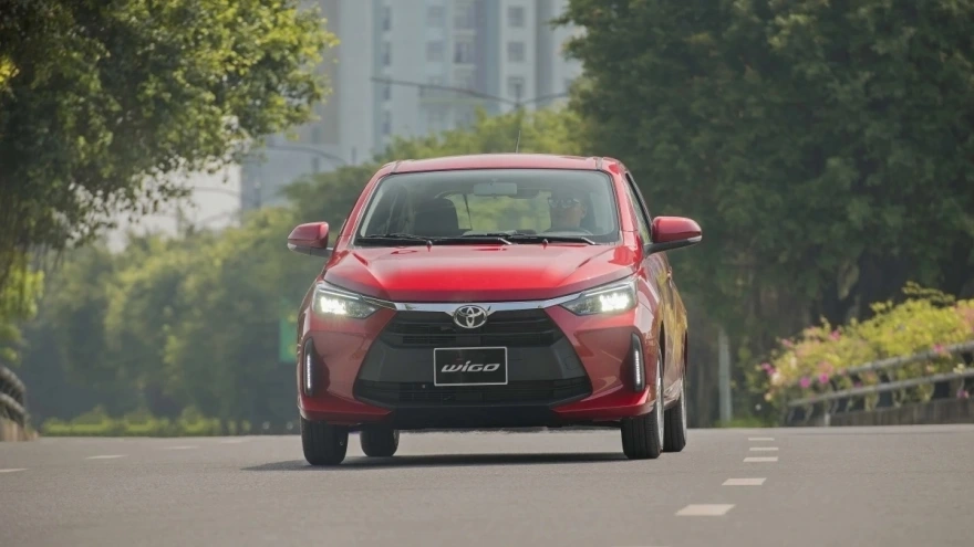Một chiếc xe hơi chạy êm ái trên đường 