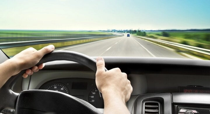 Tài xế tập trung điều khiển xe, áp dụng kỹ năng lái xe tốc độ cao trên cao tốc.
