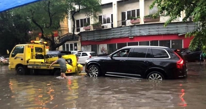 Gọi cứu hộ chuyên nghiệp để xử lý tình huống nhanh chóng.