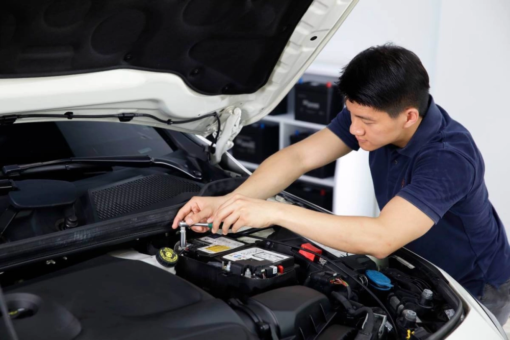 Làm sạch cực ắc quy để khắc phục dấu hiệu ắc quy ô tô yếu điện tại nhà.