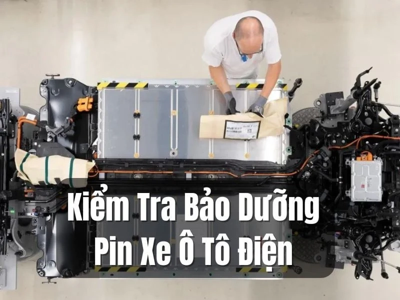 Kỹ thuật viên kiểm tra hệ thống pin trong quy trình bảo trì hệ thống điện xe