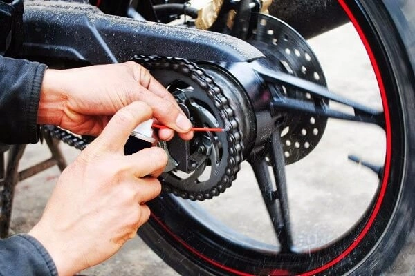 Để vệ sinh xích xe máy hiệu quả bằng dung dịch chuyên dụng