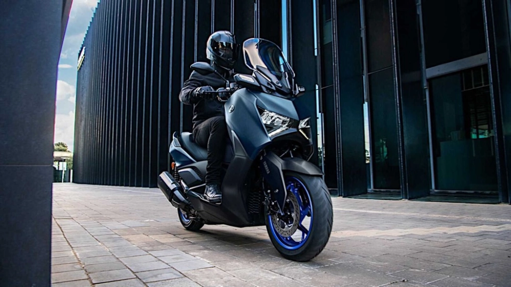 Xe tay ga cỡ lớn sang trọng Yamaha XMAX 300 khoe dáng tại đường phố Sài Gòn
