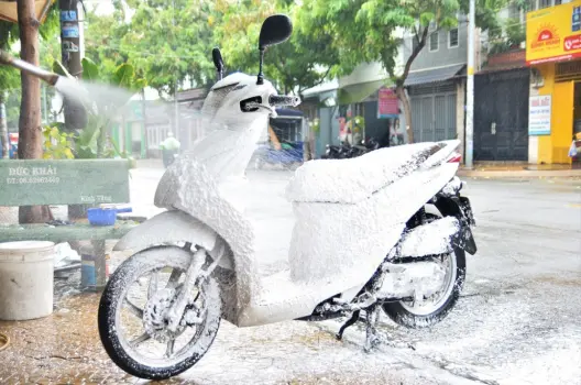Cách Rửa Xe Máy Tại Nhà: Bí Quyết Tiết Kiệm 50% Chi Phí Bảo Dưỡng