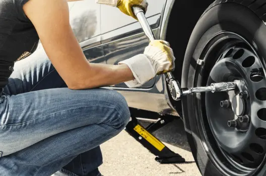 Cách Xử Lý Xe Bị Thủng Lốp Nhanh Chóng và Hiệu Quả
