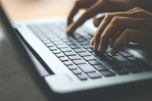 Hướng dẫn chi tiết từ A-Z vệ sinh bàn phím laptop tại nhà