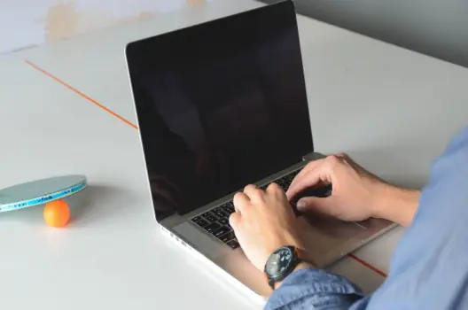 Khắc phục sự cố laptop mở không lên màn hình chính hiệu quả