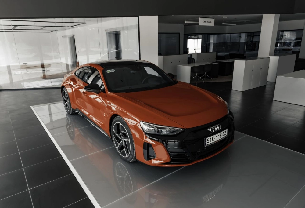  Một chiếc xe ô tô mới lấp lánh trong showroom