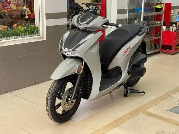  Honda SH 160i 2025 với màu Xám Xi Măng thể thao, tôn lên nét hiện đại và lịch lãm