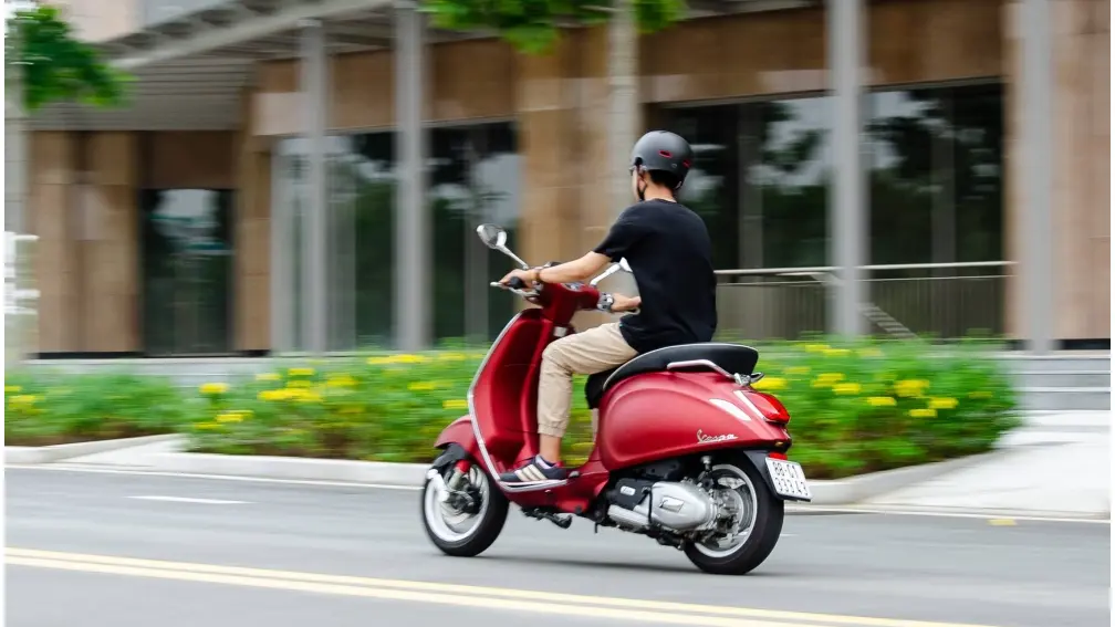 Vespa Sprint 125 2025 với màu đỏ Red Scarlatto nổi bật trên phố Sài Gòn