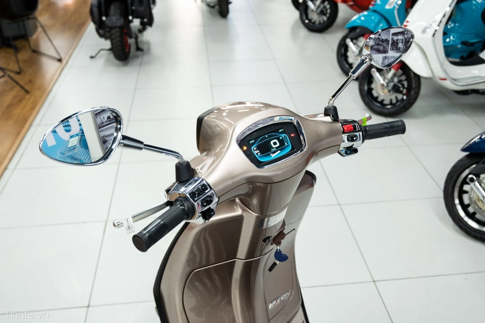 Màn hình LCD 4,3 inch trên Vespa Sprint S 125, kết nối Bluetooth hiện đại