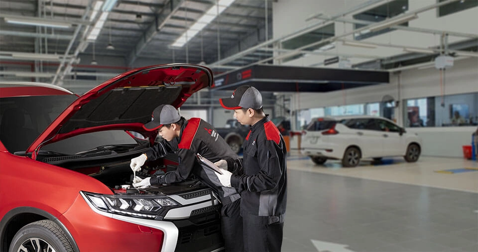 Một kỹ thuật viên đangchẩn đoán động cơ xe ô tô cũ