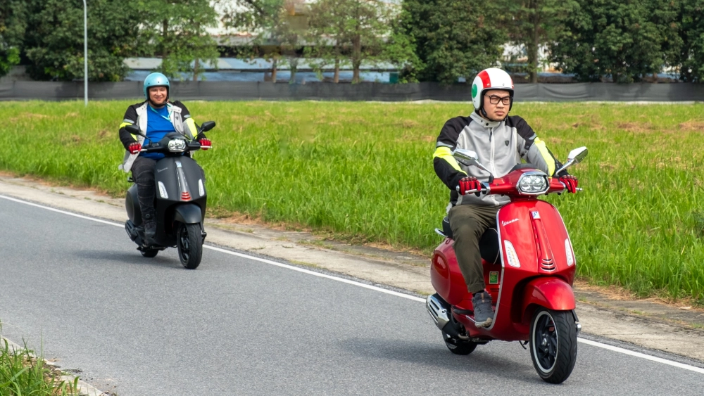 Vespa Sprint 125 lướt nhẹ trên đường phố, thể hiện sự linh hoạt của xe máy tay ga cỡ lớn