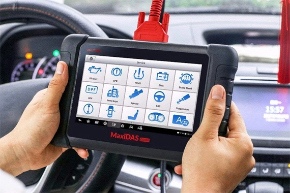 Kỹ thuật viên kiểm tra hệ thống túi khí SRS bằng thiết bị chẩn đoán chuyên dụng