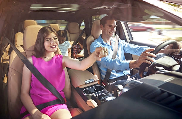  Gia đình vui vẻ trong xe hơi, với biểu tượng an toàn SRS nổi bật