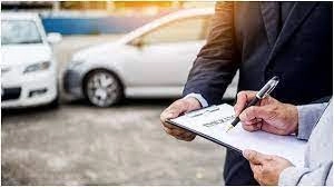 Một tập hồ sơ sang tên xe ô tô với các giấy tờ như hợp đồng mua bán