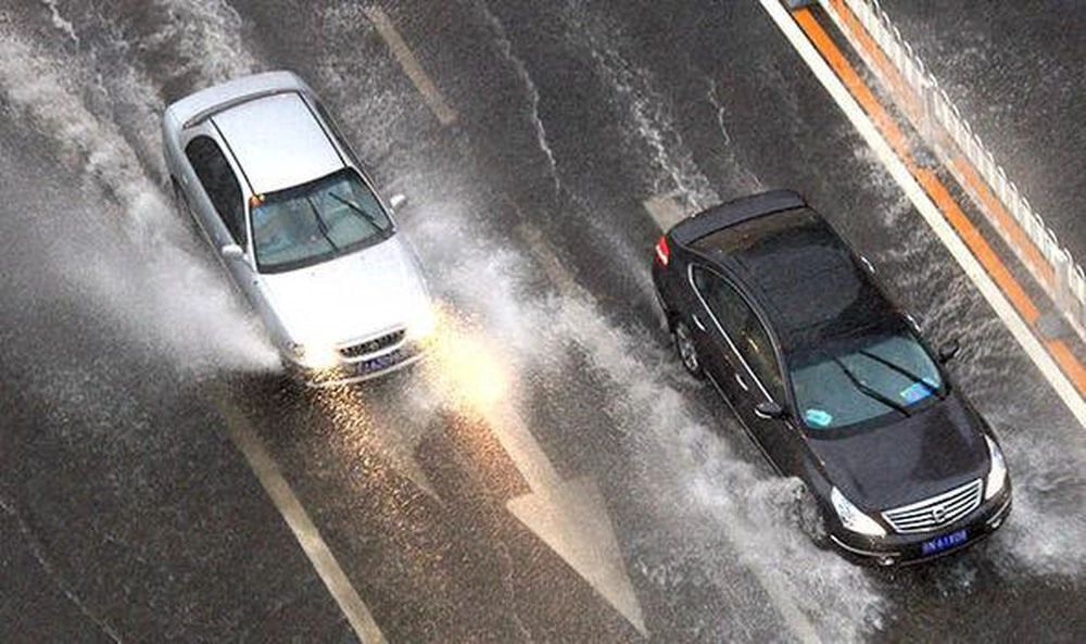 Quan sát kỹ , áp dụng kỹ năng lái xe đường trơn hiệu quả.