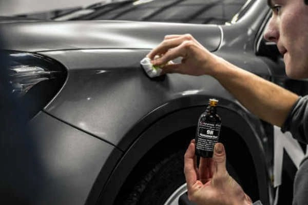 Một chiếc xe được phủ lớp bảo vệ nano, sáng bóng dưới ánh nắng