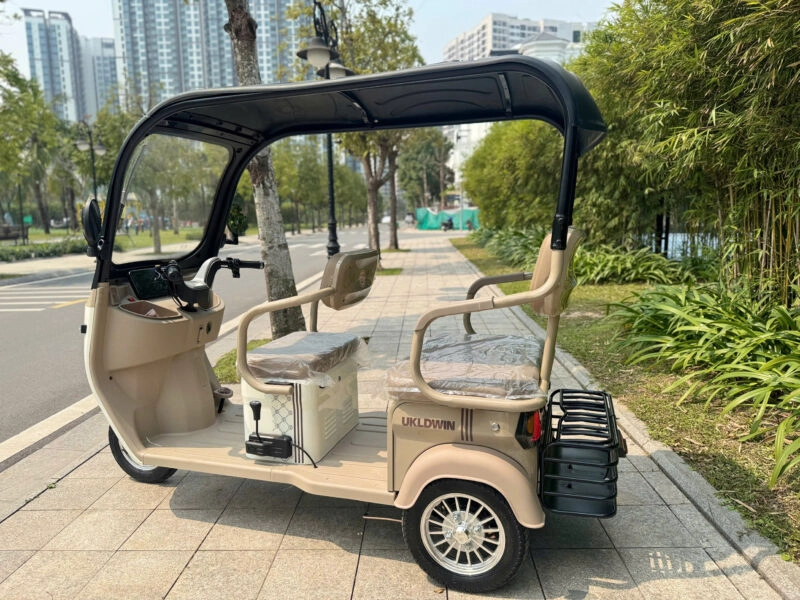 Xe điện 3 bánh Yabo trên đường phố đô thị