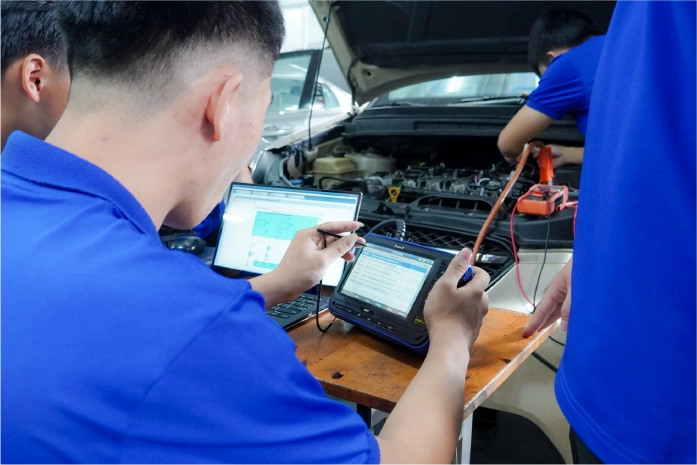 Một người đang xem xét thông số, kĩ thuật ở đại lý ô tô