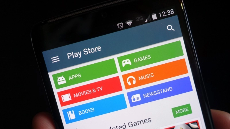 Cửa sổ chọn thiết bị trên Google Play Store với danh sách các thiết bị Android được liên kết