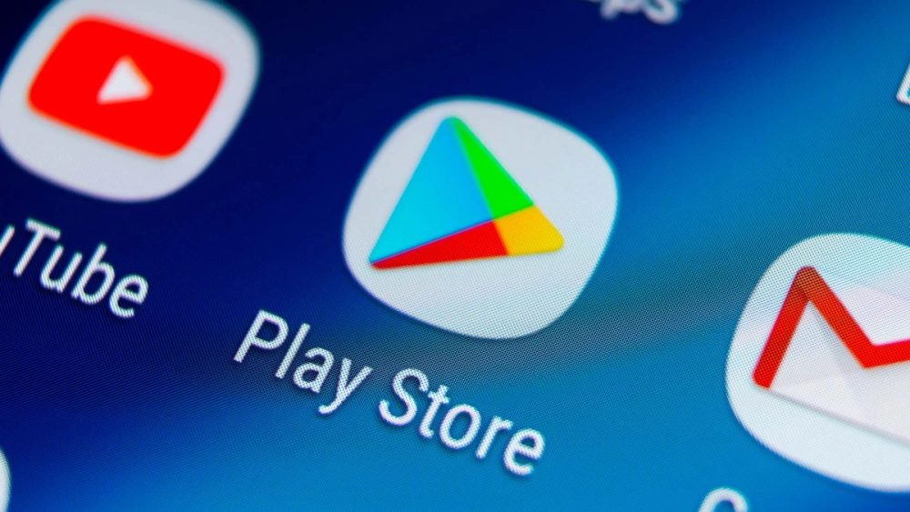 Hướng Dẫn Sử Dụng Thủ Thuật Sao Lưu Ảnh Tự Động Google Photos Tìm hiểu cách sao lưu ảnh tự động với Google Photos chỉ trong 5 bước đơn giản. Tiết kiệm thời gian, bảo vệ kỷ niệm cho smartphone users! Giải Pháp Cho Nỗi Lo Mất Ảnh Quý Giá Bạn đã bao giờ lo lắng về việc mất đi những bức ảnh kỷ niệm quý giá trên điện thoại? Một lần lỡ tay xóa nhầm hay điện thoại hỏng có thể khiến bạn mất hàng trăm khoảnh khắc đáng nhớ. May mắn thay, thủ thuật sao lưu ảnh tự động Google Photos là giải pháp hoàn hảo cho smartphone users, đặc biệt là các bạn trẻ, sinh viên, và những người đam mê công nghệ. Kết hợp với thủ thuật Android và mẹo dùng PC, bài viết này sẽ hướng dẫn bạn từng bước để bảo vệ ảnh an toàn, dễ dàng và hiệu quả. Hãy cùng khám phá cách sử dụng Google Photos để không bao giờ lo mất dữ liệu! Tải và Cài Đặt Google Photos Google Photos là ứng dụng miễn phí giúp bạn sao lưu ảnh tự động lên đám mây. Đây là bước đầu tiên để bắt đầu hành trình quản lý dữ liệu thông minh. Công Cụ Cần Thiết Điện thoại thông minh (Android hoặc iOS). Kết nối Wi-Fi ổn định. Tài khoản Google (Gmail). Thời Gian Cần Thiết Khoảng 5 phút để cài đặt và thiết lập ban đầu. Sai Lầm Thường Gặp Không đăng nhập đúng tài khoản Google. Bỏ qua bước cấp quyền truy cập ảnh. Cài đặt ứng dụng từ nguồn không uy tín. Hướng Dẫn Chi Tiết: Mở Google Play Store (Android) hoặc App Store (iOS). Tìm kiếm “Google Photos” và nhấn Cài đặt. Sau khi cài đặt, mở ứng dụng và đăng nhập bằng tài khoản Google của bạn. Cấp quyền cho Google Photos truy cập vào thư viện ảnh của bạn. Màn hình Google Play Store hiển thị ứng dụng Google Photos với nút “Cài đặt” nổi bật Thiết Lập Sao Lưu Tự Động Sau khi cài đặt, bạn cần bật tính năng sao lưu tự động để ảnh được lưu lên đám mây mà không cần thao tác thủ công. Công Cụ Cần Thiết Ứng dụng Google Photos đã cài đặt. Kết nối internet (Wi-Fi được khuyến nghị để tiết kiệm dữ liệu). Thời Gian Cần Thiết 3–5 phút để thiết lập. Sai Lầm Thường Gặp Chọn sao lưu qua dữ liệu di động, gây tốn dung lượng. Không kiểm tra chất lượng ảnh (nguyên bản hay nén). Hướng Dẫn Chi Tiết: Mở Google Photos, nhấn vào ảnh đại diện ở góc trên bên phải. Chọn Cài đặt Google Photos > Sao lưu & đồng bộ hóa. Bật nút Sao lưu & đồng bộ hóa. Chọn Chất lượng ảnh: Chất lượng cao: Nén ảnh để tiết kiệm dung lượng, miễn phí không giới hạn. Nguyên bản: Giữ nguyên chất lượng, sử dụng dung lượng tài khoản Google. Chọn Sao lưu khi sử dụng Wi-Fi để tiết kiệm dữ liệu. Cài đặt sao lưu trong Google Photos với tùy chọn “Chất lượng cao” được chọn Quản Lý Ảnh Trên PC Ngoài điện thoại, bạn có thể sử dụng mẹo dùng PC để quản lý ảnh hiệu quả hơn trên Google Photos thông qua trình duyệt. Công Cụ Cần Thiết Máy tính (Windows, macOS, hoặc Linux). Trình duyệt web (Chrome, Firefox, hoặc Edge). Tài khoản Google đã đăng nhập. Thời Gian Cần Thiết 5–10 phút để làm quen với giao diện web. Sai Lầm Thường Gặp Không đồng bộ tài khoản Google trên PC và điện thoại. Xóa ảnh trên PC mà không hiểu ảnh đã sao lưu. Hướng Dẫn Chi Tiết: Truy cập photos.google.com trên trình duyệt. Đăng nhập bằng tài khoản Google đã sử dụng trên điện thoại. Xem và sắp xếp ảnh vào album hoặc thư mục. Tải ảnh xuống PC nếu cần bằng cách chọn ảnh và nhấn Tải xuống. Giao diện Google Photos trên trình duyệt với các album ảnh được sắp xếp gọn gàng Tối Ưu Hóa Dung Lượng Lưu Trữ Google Photos cung cấp dung lượng miễn phí giới hạn, vì vậy việc tối ưu hóa dung lượng là thủ thuật Android quan trọng để tiết kiệm không gian. Công Cụ Cần Thiết Ứng dụng Google Photos hoặc trình duyệt web. Kết nối internet. Thời Gian Cần Thiết 5 phút để kiểm tra và xóa dữ liệu thừa. Sai Lầm Thường Gặp Không kiểm tra dung lượng đã sử dụng. Xóa ảnh trên điện thoại trước khi xác nhận đã sao lưu. Hướng Dẫn Chi Tiết: Trong Google Photos, vào Cài đặt > Quản lý dung lượng lưu trữ. Kiểm tra dung lượng đã sử dụng trong tài khoản Google. Sử dụng tính năng Xóa ảnh đã sao lưu trên điện thoại để giải phóng bộ nhớ. Xem xét xóa các ảnh hoặc video không cần thiết trên Google Photos. Màn hình “Quản lý dung lượng lưu trữ” trong Google Photos hiển thị các tùy chọn tối ưu hóa Bảo Vệ Kỷ Niệm Dễ Dàng Với Google Photos Sao lưu ảnh tự động với Google Photos không chỉ là một thủ thuật sao lưu ảnh tự động Google Photos mà còn là cách để bạn yên tâm lưu giữ những khoảnh khắc quý giá. Dù bạn là sinh viên bận rộn, người trẻ yêu công nghệ, hay chỉ đơn giản là smartphone user, các bước trên sẽ giúp bạn quản lý dữ liệu hiệu quả. Hãy thực hành ngay hôm nay để không bao giờ lo mất ảnh! Bạn đã sẵn sàng áp dụng thủ thuật Android và mẹo dùng PC này để bảo vệ kỷ niệm của mình chưa? Chia sẻ trải nghiệm của bạn trong phần bình luận nhé!