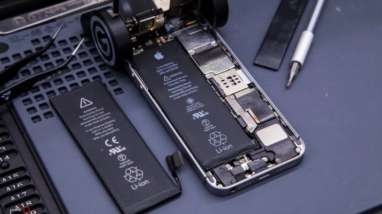 Thay pin chính hãng giúp sửa lỗi iPhone không khởi động