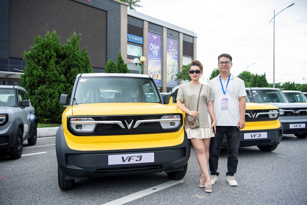  Một gia đình trẻ vui vẻ bên chiếc VinFast VF 3, thể hiện sự tiện lợi và gần gũi